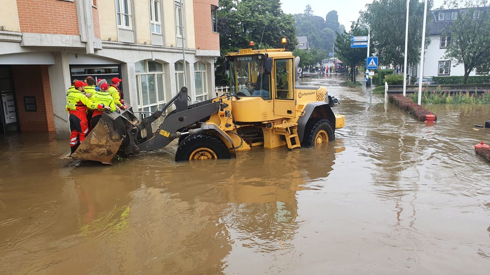 Inzet bij overstromingen in Limburg Reddingsbrigade Dordrecht