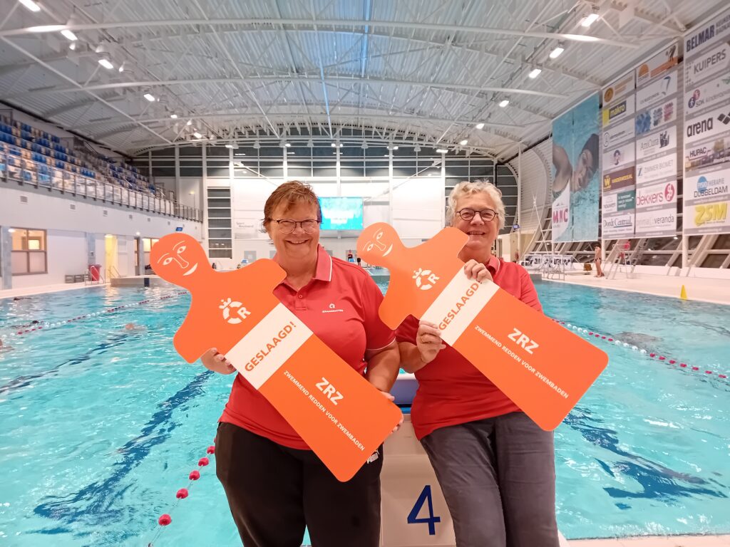 Nelly Zinkweg en Karin Dorst geslaagd voor Examinator Zwemmend Redder Zwembaden